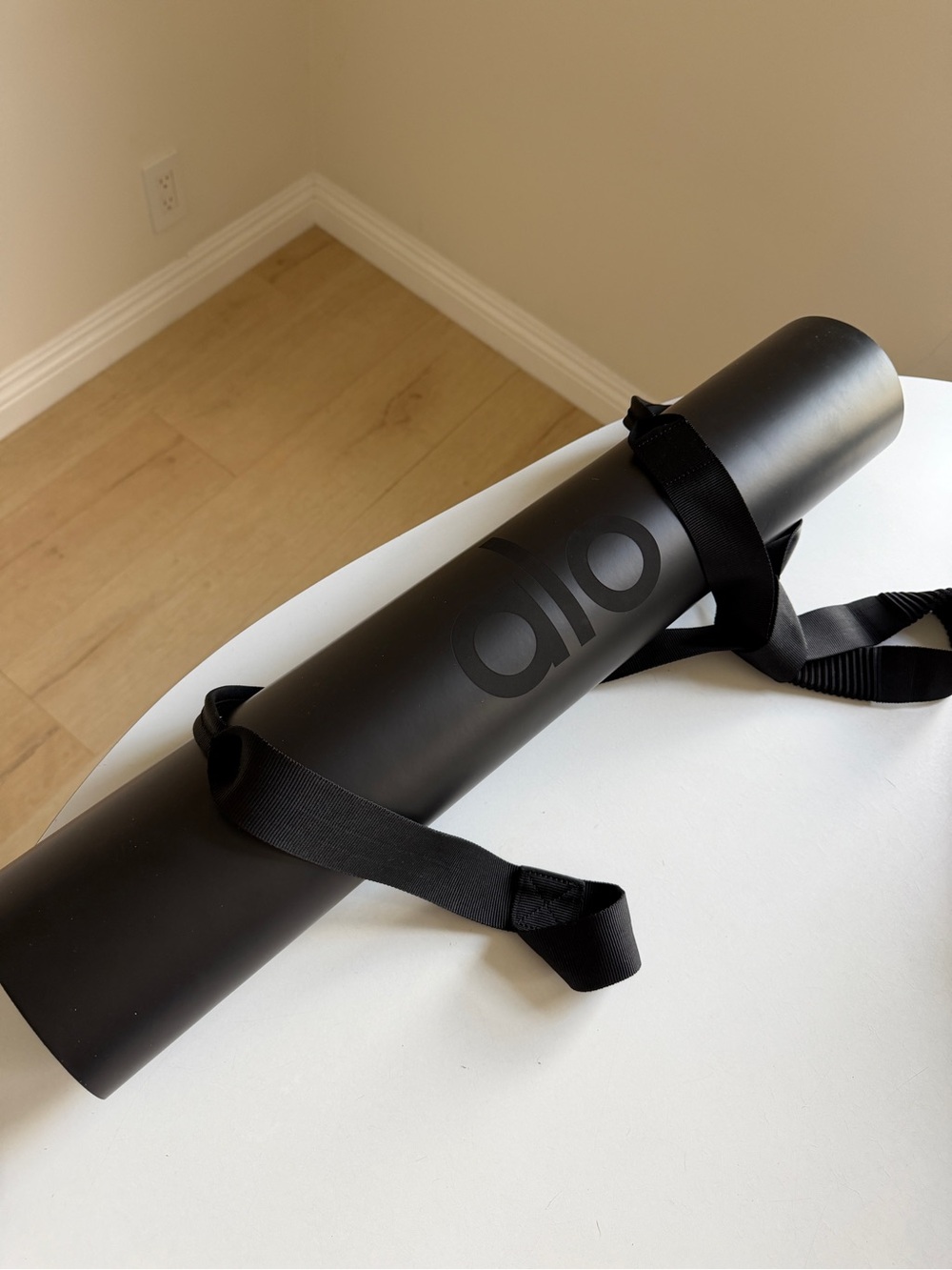 ALO Warrior Yoga Mat + Yoga Strap / Mat Carrier in Black